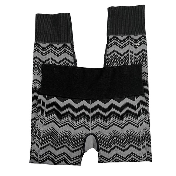 LULULEMON Ebb to Street Seamless Cropped 26" Leggings in black & grey Chevron - Picture 10 of 12